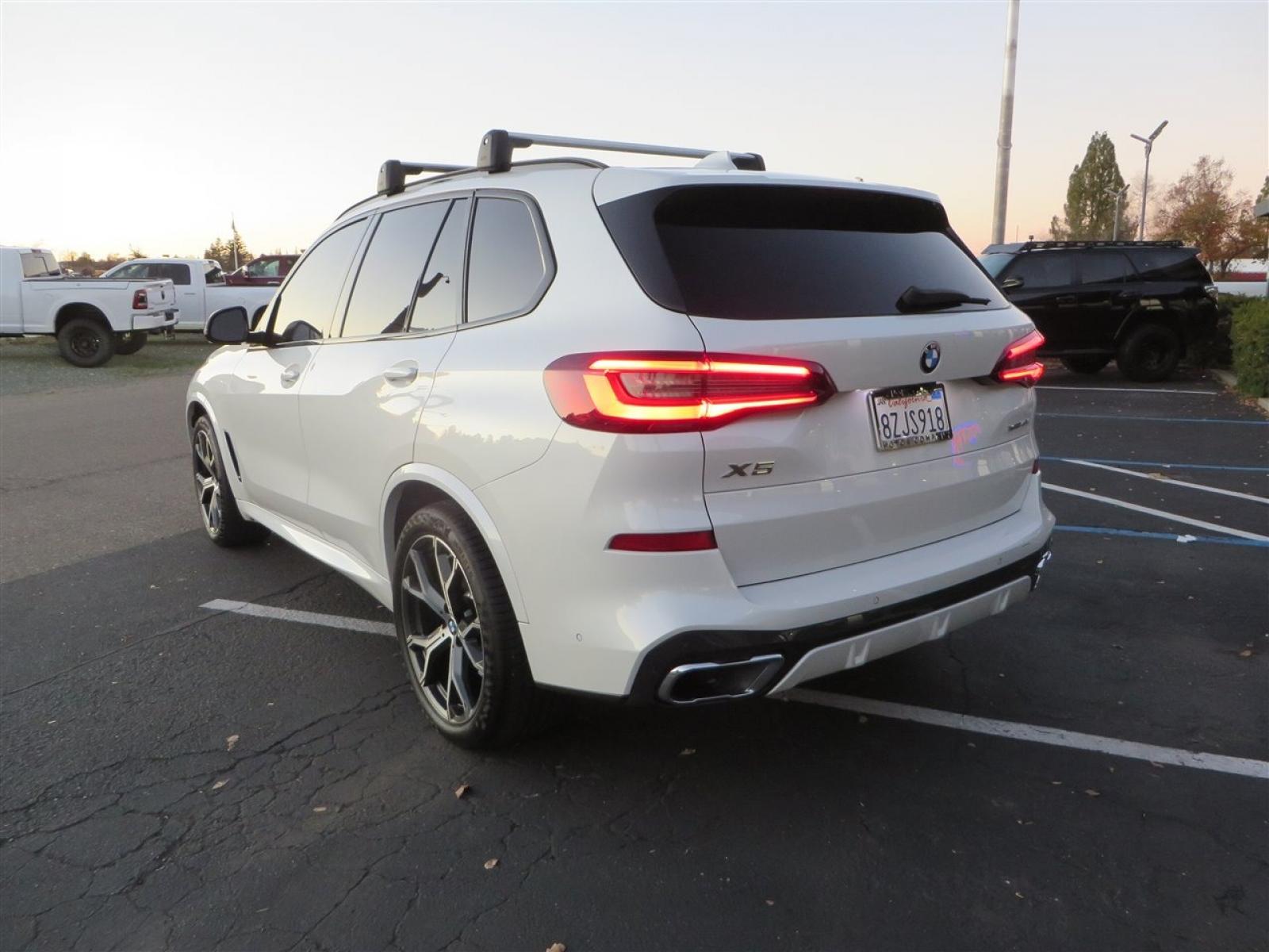 2022 White /BROWN BMW X5 xDrive40i (5UXCR6C08N9) with an 3.0L L6 DOHC 24V engine, 8A transmission, located at 2630 Grass Valley Highway, Auburn, CA, 95603, (530) 508-5100, 38.937893, -121.095482 - Photo #6
